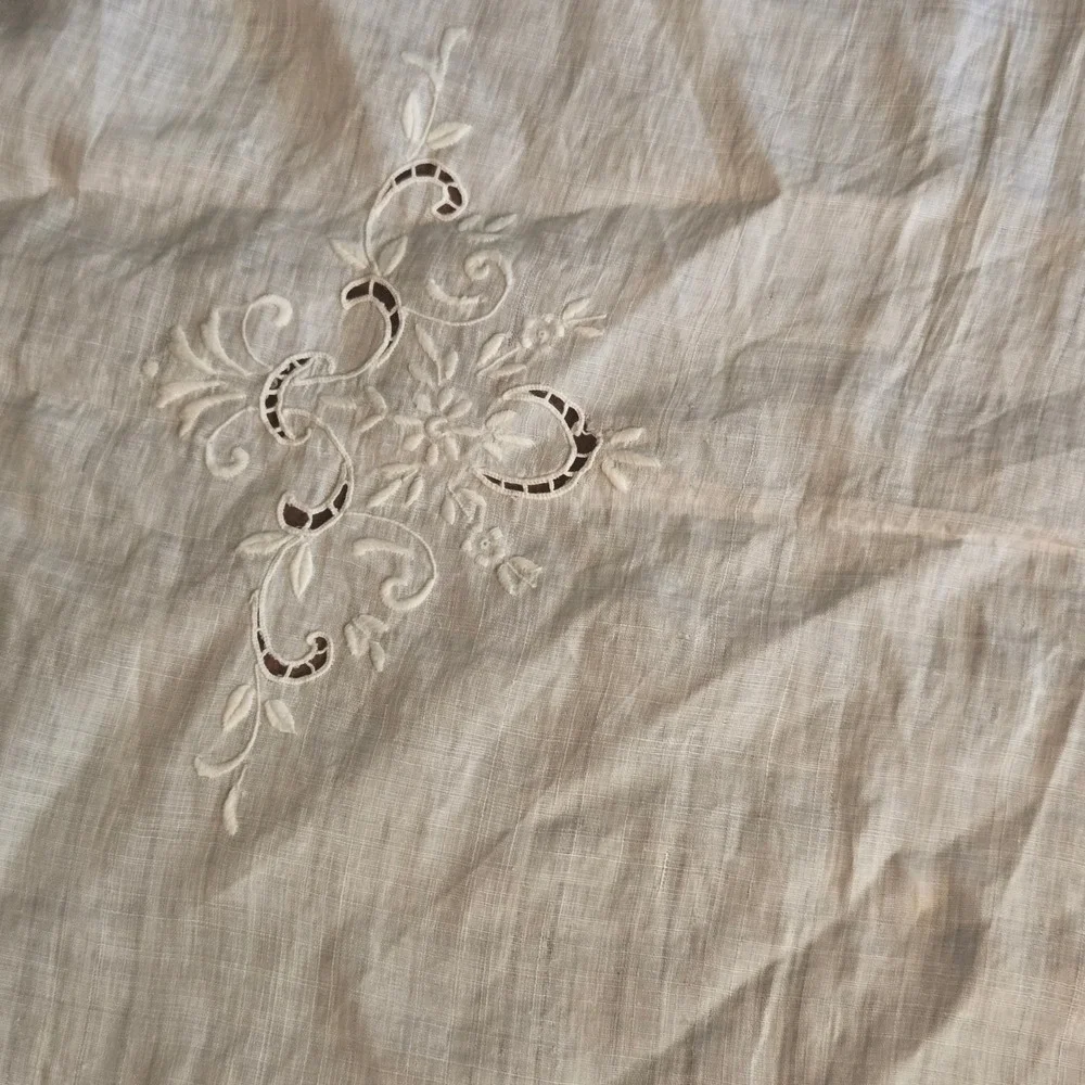 Vintage Off White Embroidered Linen Tablecloth Scalloped Edge Cutwork 47x50 - Picture 5 of 7